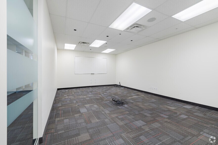 More Photos Of 255 Boul Crémazie E, Montréal Office For Lease