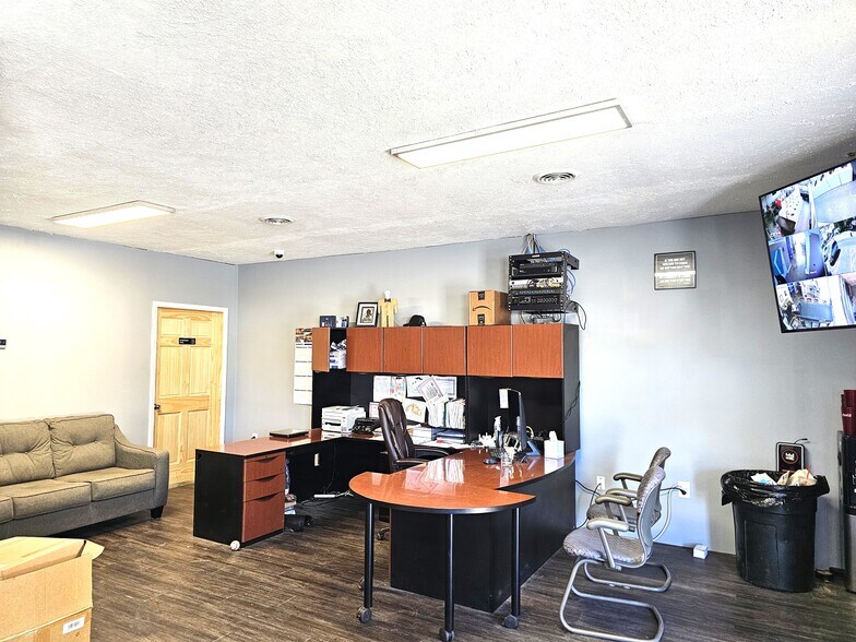 More Photos Of 512 W Egyptian Ave, Christopher Bar For Sale