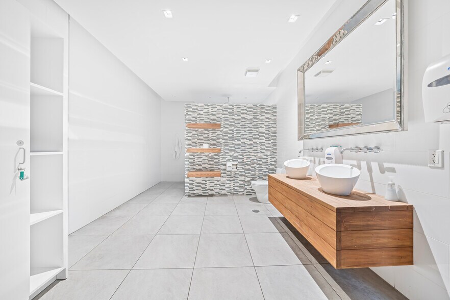 More Photos Of 2500 NW 39th St, Miami Light Distribution For Sale