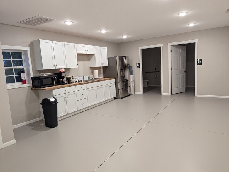 More Photos Of 516 S Main St, Nixa Service For Sale