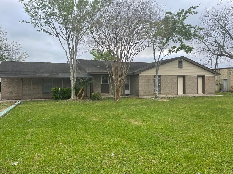 Primary Photo Of 104 Pecan Dr, Friendswood Storefront Retail Office For Lease