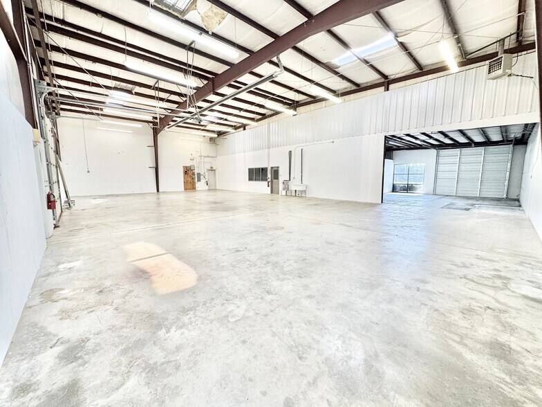 More Photos Of 7925 N Wilshire Ct, Oklahoma City Manufacturing For Lease