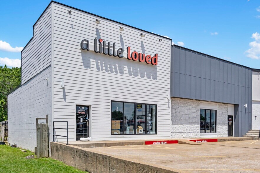 More Photos Of 1223 US-412, Siloam Springs Storefront For Lease