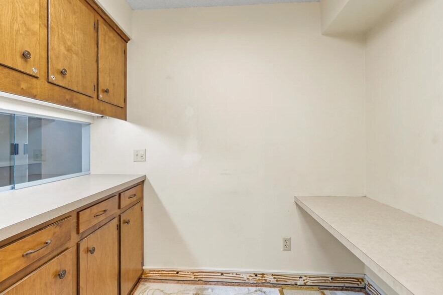 More Photos Of 260 Interstate 45 S, Huntsville Office For Lease