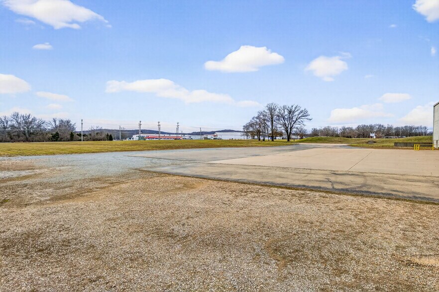 More Photos Of 1500 Dismuke Dr, Farmington Distribution For Sale