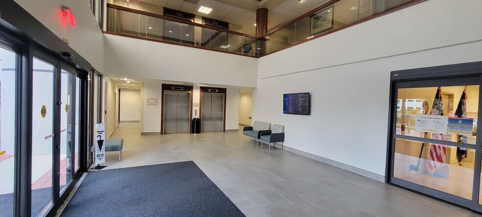 More Photos Of 800 Goodlette Rd N, Naples Medical For Lease