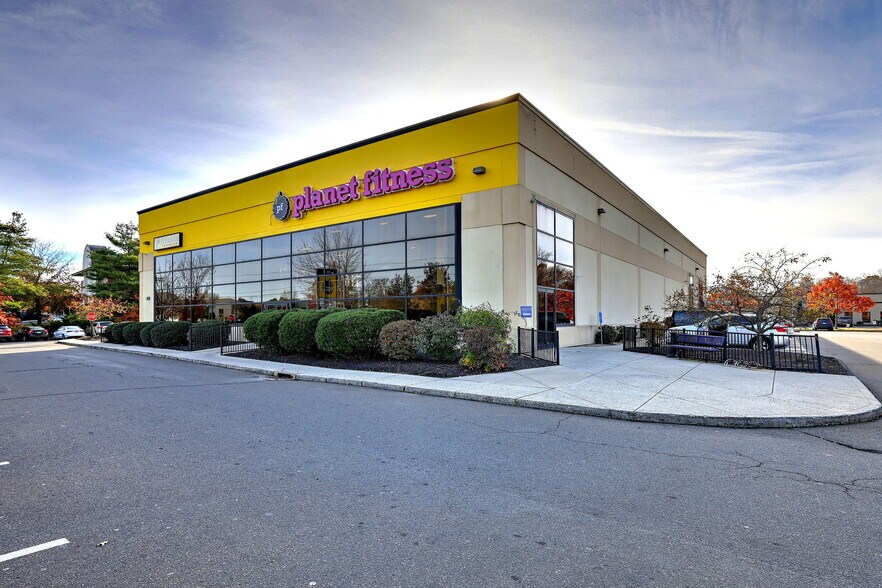 More Photos Of 469 E Main St, Branford Freestanding For Sale