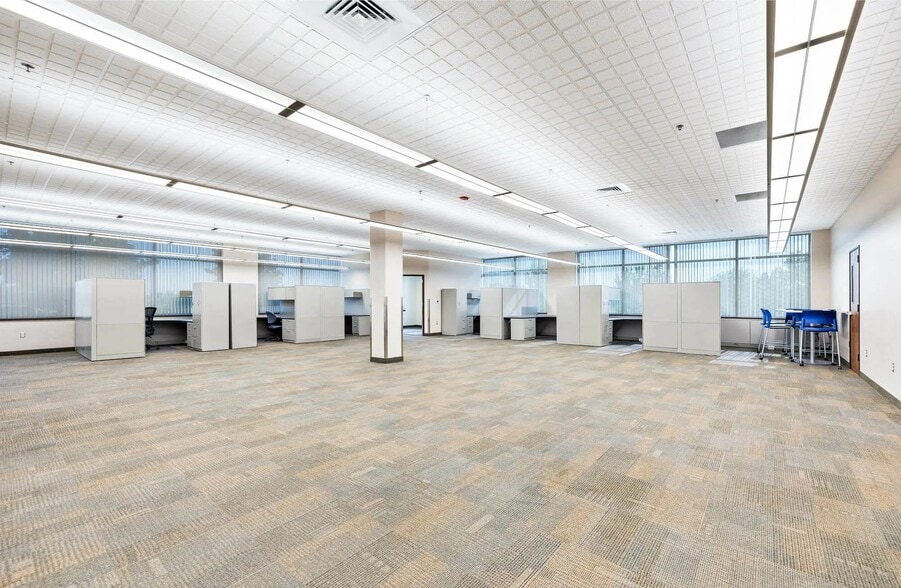 More Photos Of 704 E United Heritage Ct, Meridian Office For Sale
