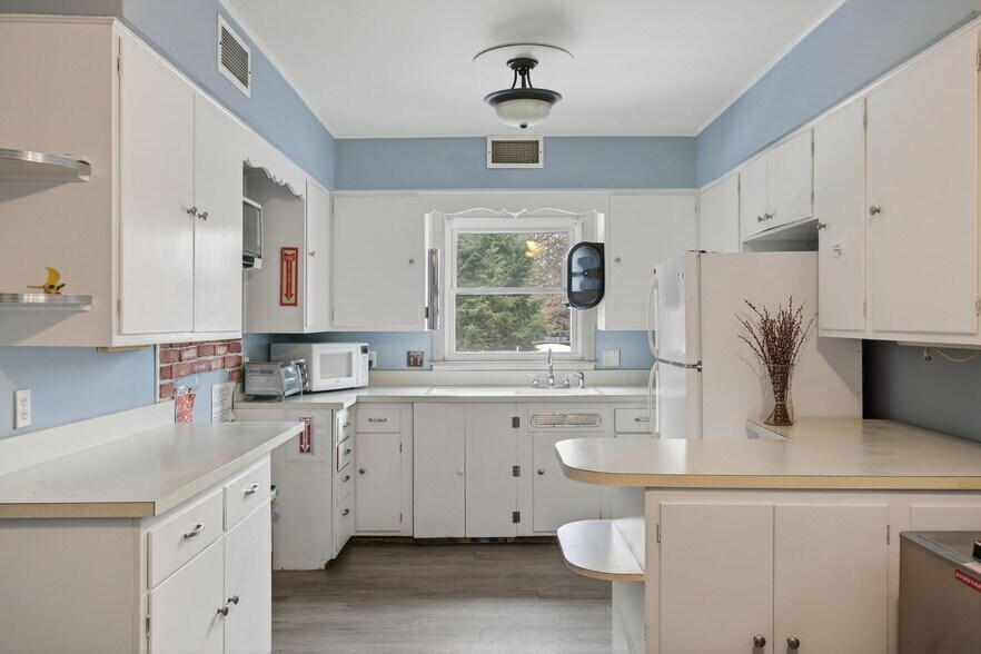 More Photos Of 111 Maiden Ln, Kingston Medical For Sale