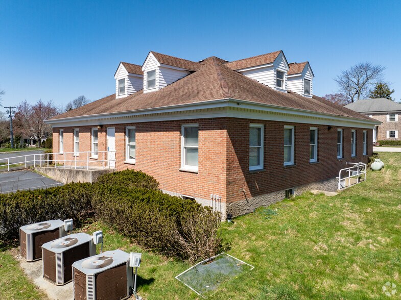 More Photos Of 99 Sanford Pl, Southampton Medical For Sale