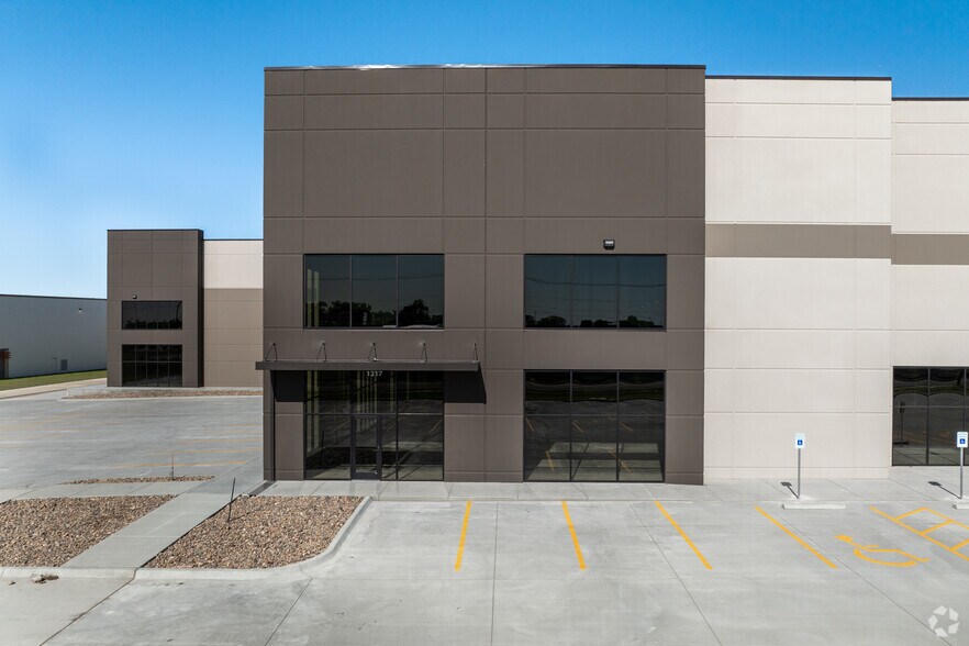 More Photos Of 1217 W MacArthur Rd, Wichita Warehouse For Lease