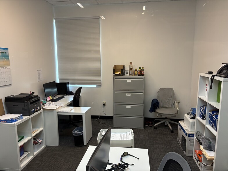 More Photos Of 2420 W Lynx Ln, Orlando Warehouse For Lease