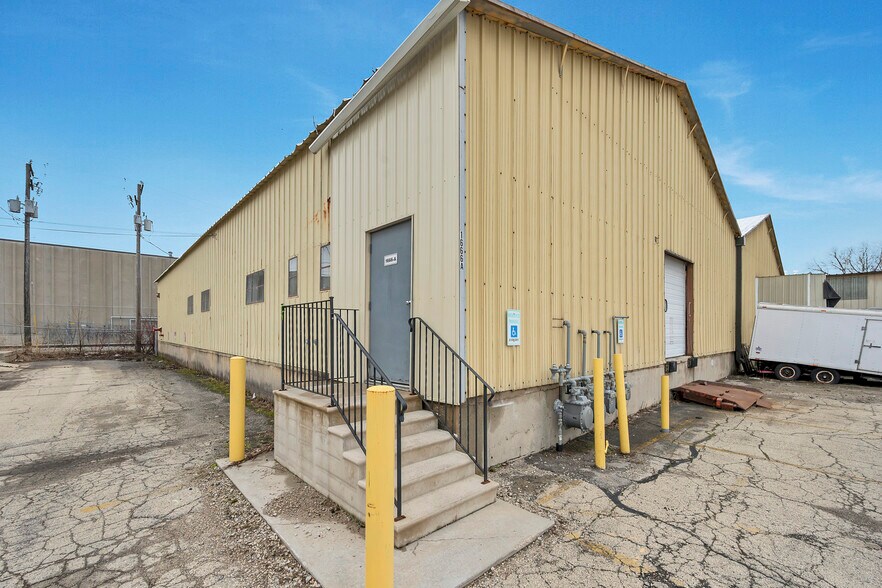 More Photos Of 1662 Morrow St, Green Bay Warehouse For Lease