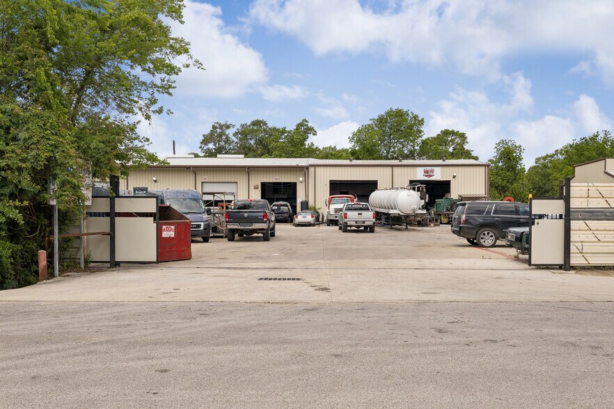 More Photos Of 12851 Reeveston Rd, Houston Industrial For Sale