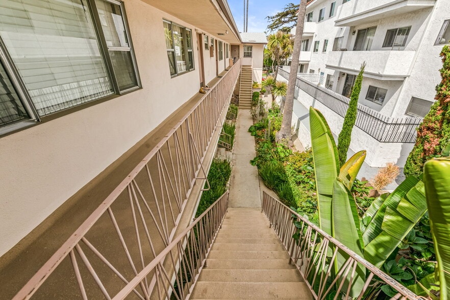 More Photos Of 1050 12th St, Santa Monica Apartments For Sale