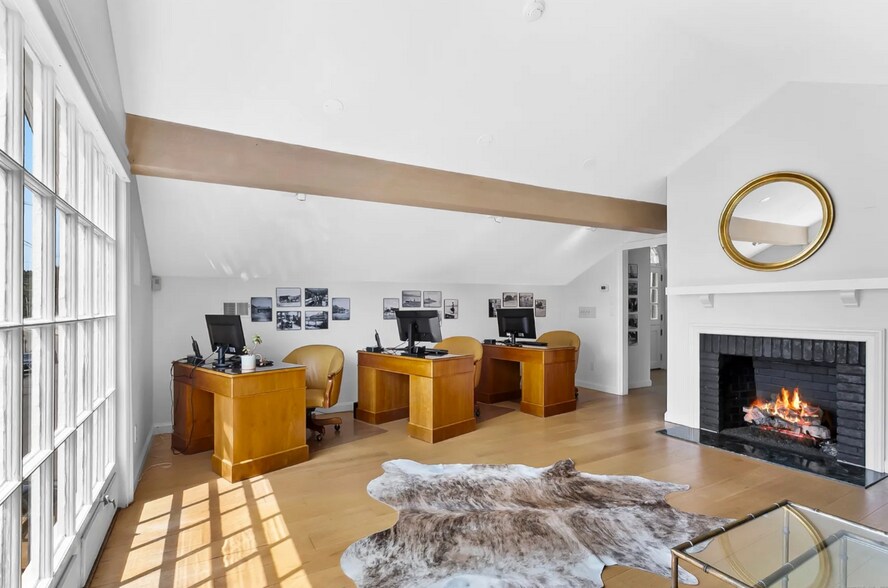 More Photos Of 656 Harbor Rd, Southport Office For Lease