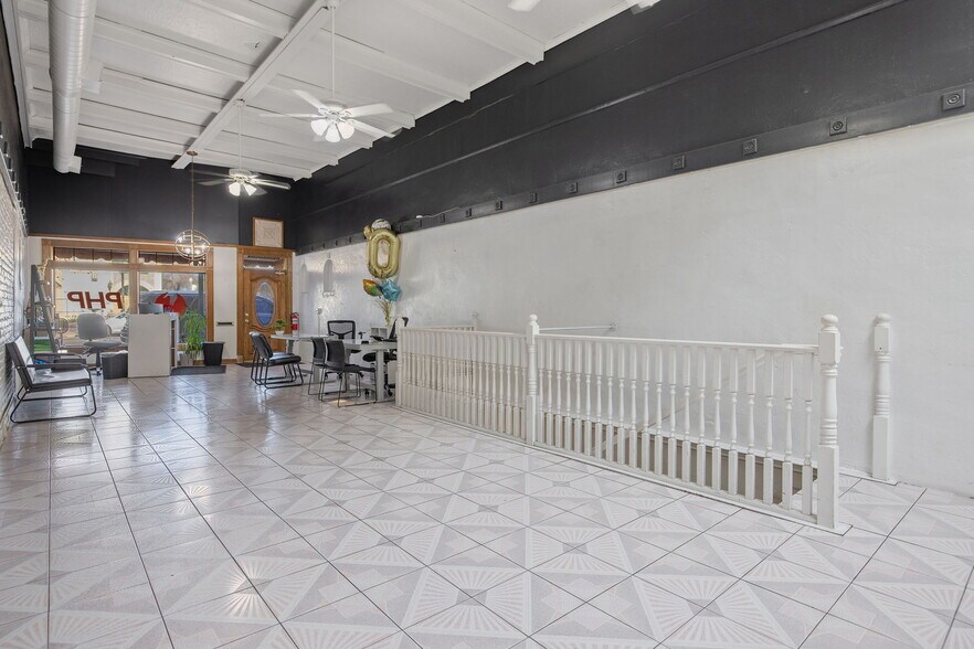 More Photos Of 143 E Tulare Ave, Tulare Storefront For Sale