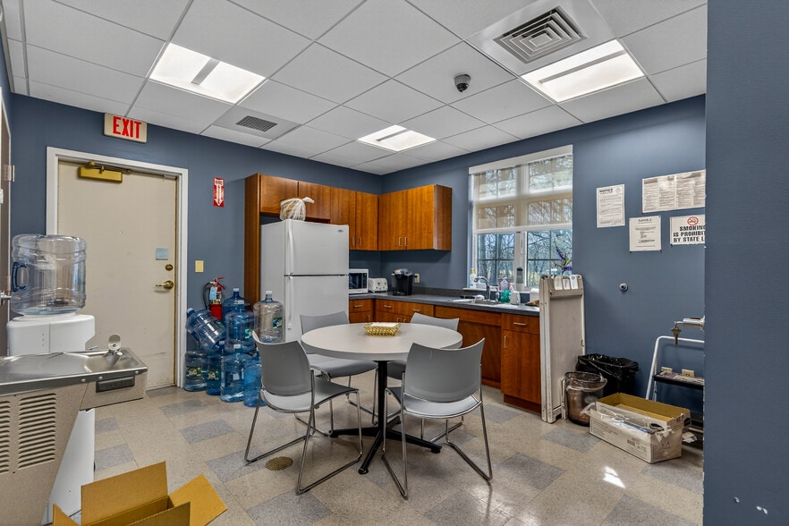 More Photos Of 60-62 Hyde Ave, Vernon Storefront Retail Office For Sale