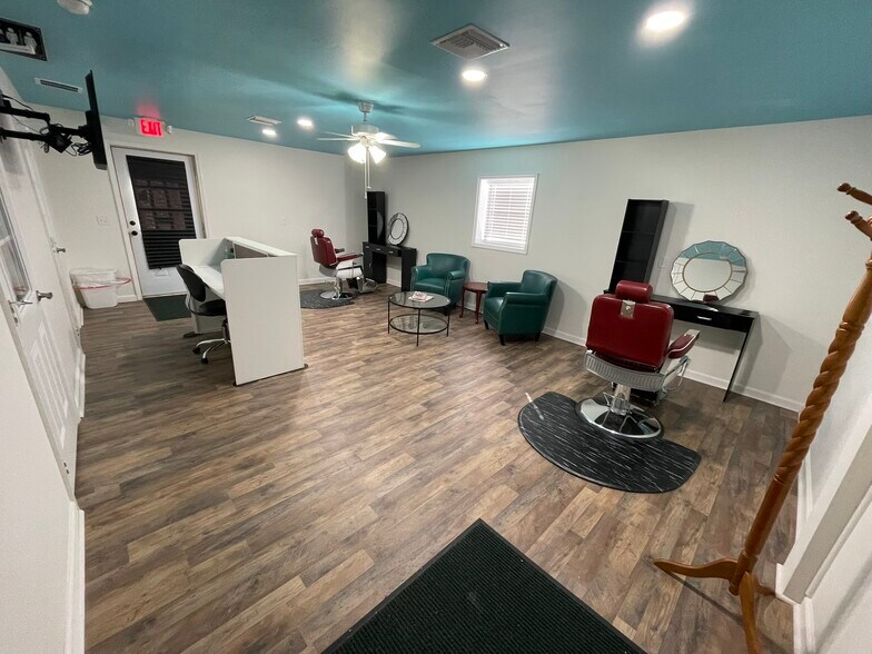 More Photos Of 5395 Cotton St, Graceville Office For Lease