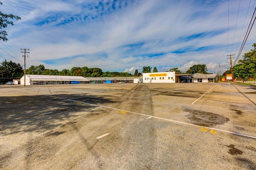 More Photos Of 1620-1640 N Main Street Ext, Butler Showroom For Lease