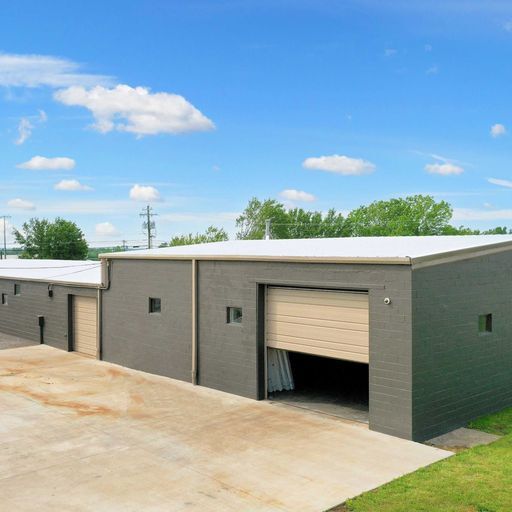 More Photos Of 718 Airport Rd, Gallatin Manufacturing For Lease