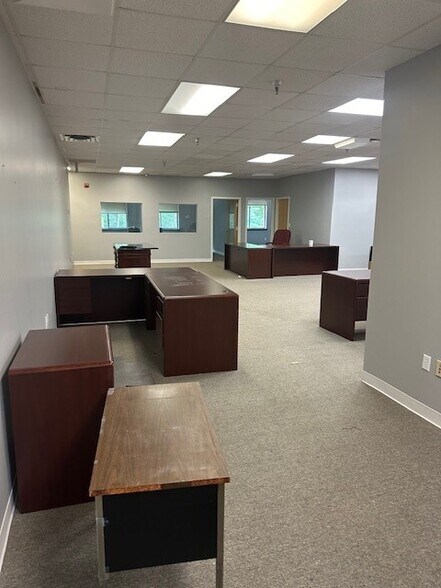 More Photos Of 40 Ramland Rd, Orangeburg Office For Lease