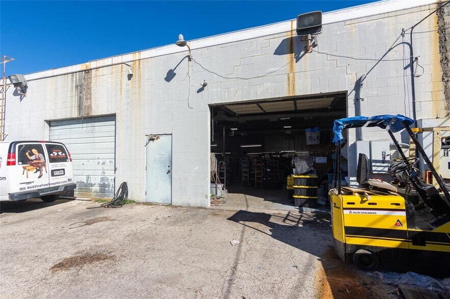 More Photos Of 4909 Commercial Park Dr, Austin Flex For Sale