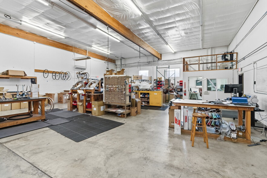 More Photos Of 940 Wilson St, Eugene Showroom For Sale