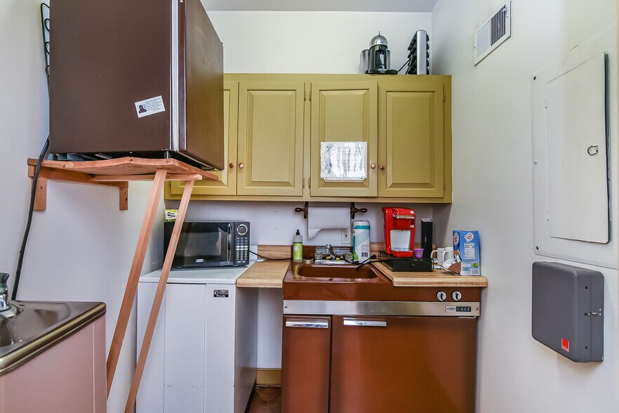 More Photos Of 1900 E Parham Rd, Henrico Office For Sale