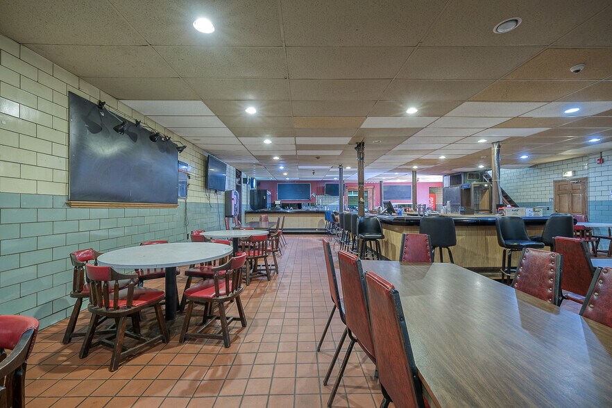 More Photos Of 1 Main St, Lyndora Restaurant For Lease