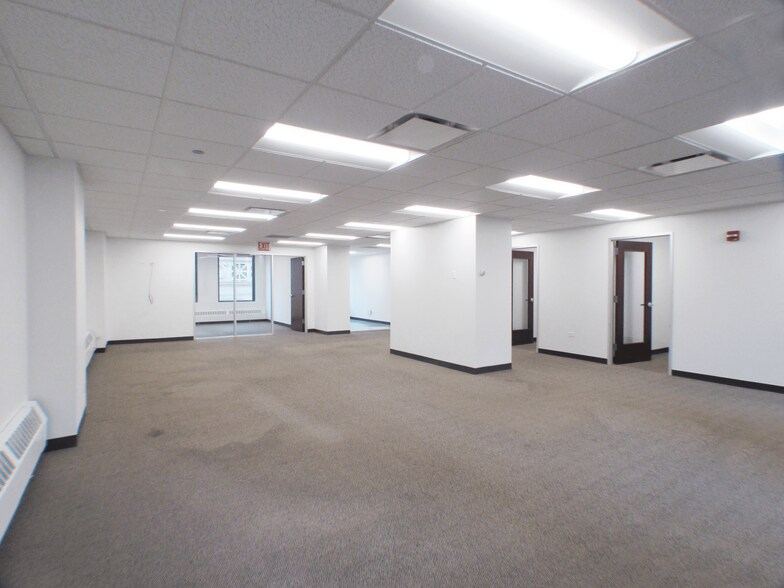 More Photos Of 100 N LaSalle St, Chicago Office For Lease