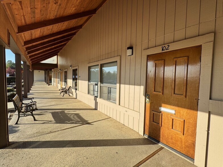 More Photos Of 31975-31985 Lodge Rd, Auberry Medical For Lease