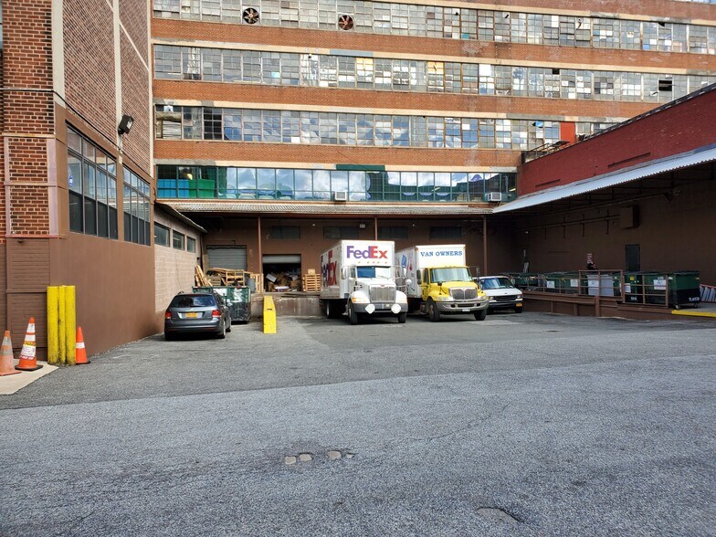 More Photos Of 236-276 Greenpoint Ave, Brooklyn Manufacturing For Lease
