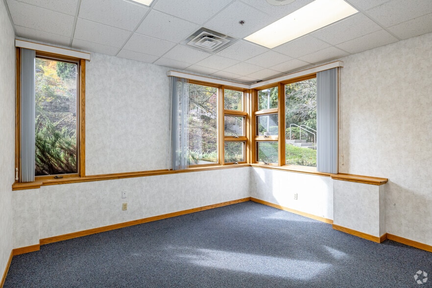 More Photos Of 822 Centennial Way, Lansing Office For Sale
