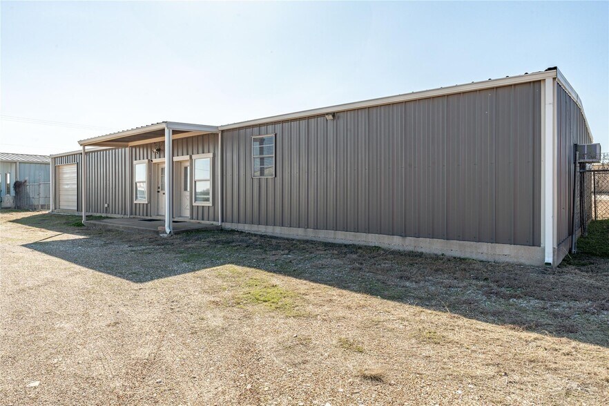 More Photos Of 1497 W Highway 67, Glen Rose Flex For Sale