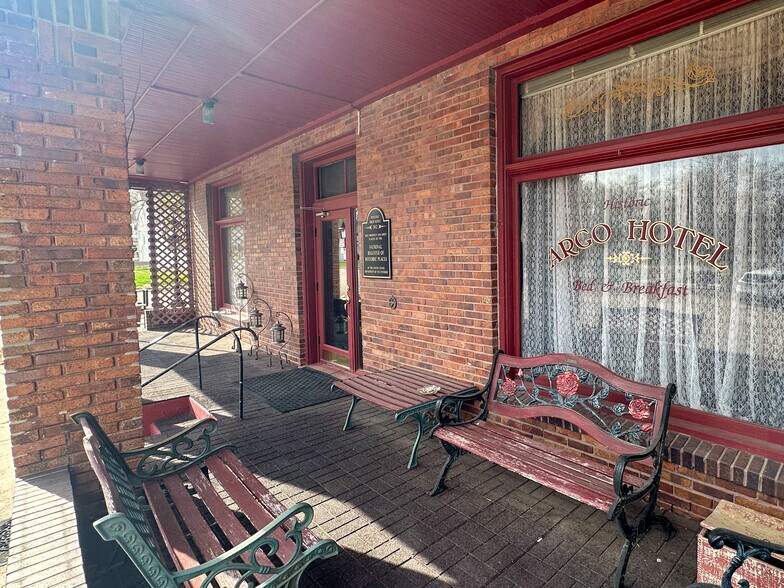 More Photos Of 211 W Kansas St, Crofton Hotel For Sale