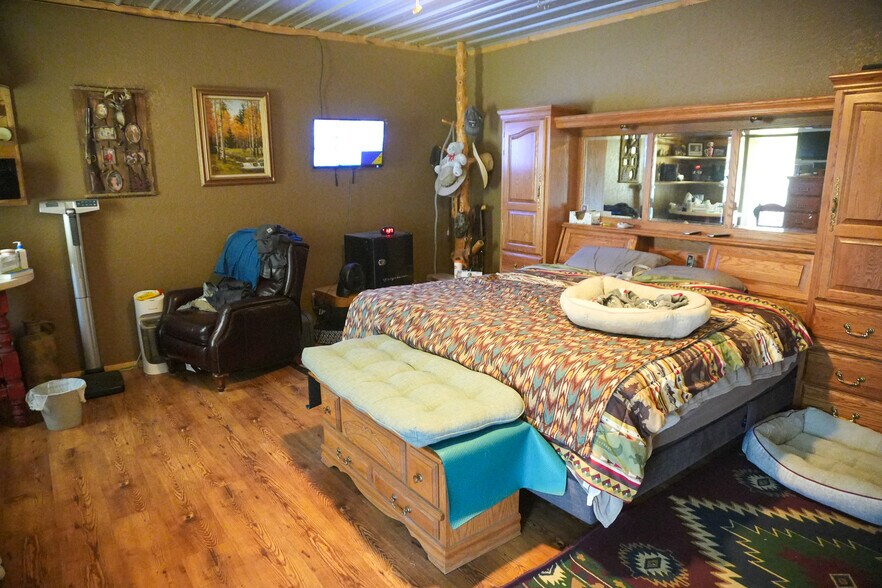 More Photos Of 1122 Douglas Ave, Beaver Hotel For Sale