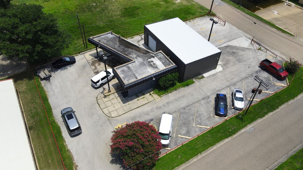 More Photos Of 207 Cottonwood st, Madisonville Warehouse For Sale