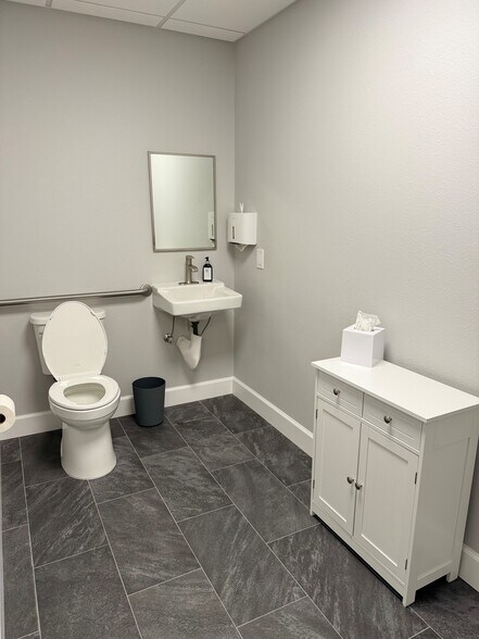 More Photos Of 2257 Sarasota Center Blvd, Sarasota Industrial For Lease