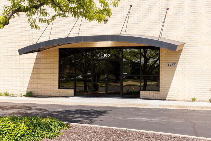 More Photos Of 1488 Bond St, Naperville Office For Sale