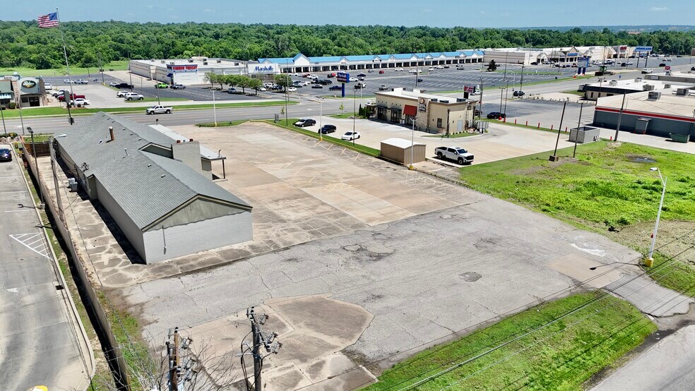 More Photos Of 2120 N 14th St, Ponca City Freestanding For Lease