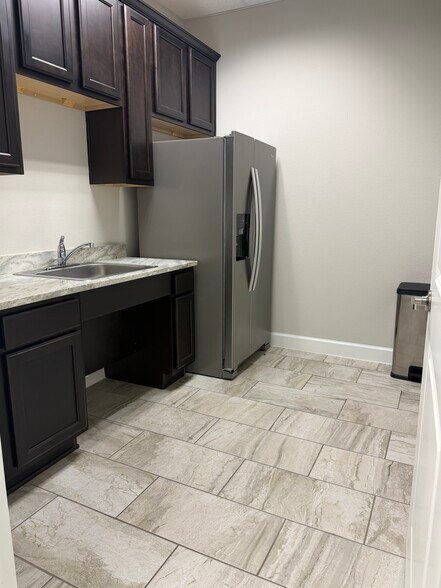 More Photos Of 633 E Fernhurst Dr, Katy Medical For Lease