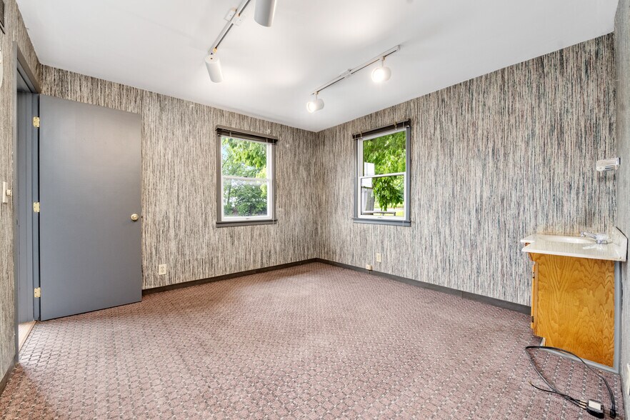More Photos Of 10 Youell St, Florence Office For Sale