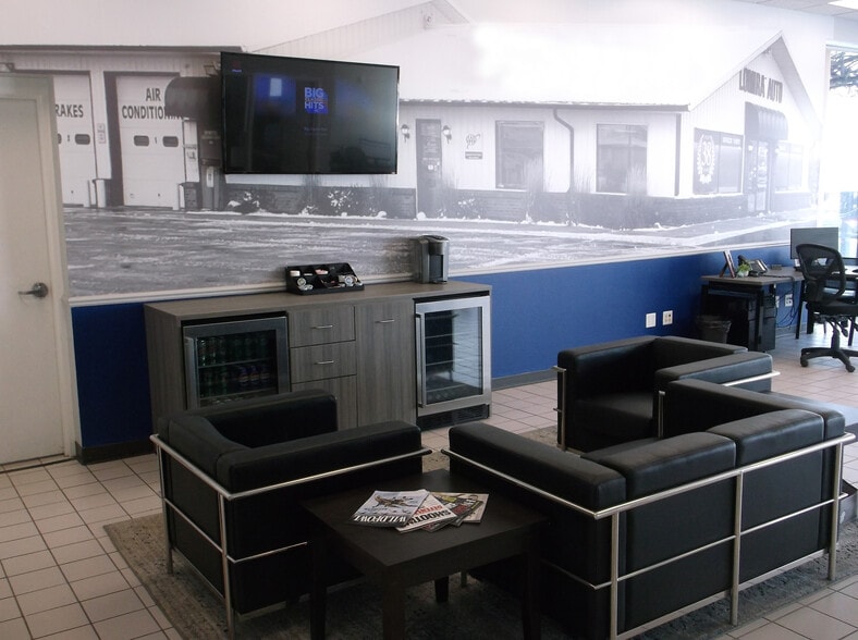 More Photos Of 500 S Green Bay Rd, Neenah Auto Dealership For Sale