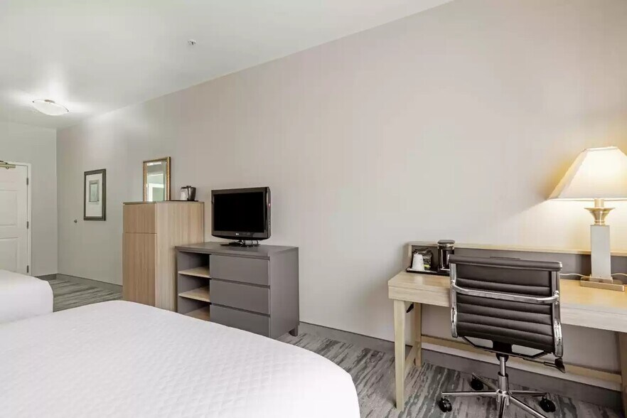 More Photos Of 755B E Vista Ridge Mall Dr, Lewisville Hotel For Sale