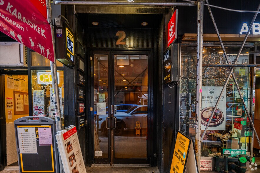 More Photos Of 2-4 W 32nd St, New York General Retail For Lease