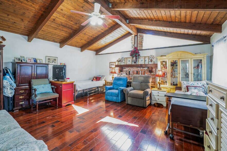 More Photos Of 142 W Columbia Rd, Thousand Oaks Healthcare For Sale