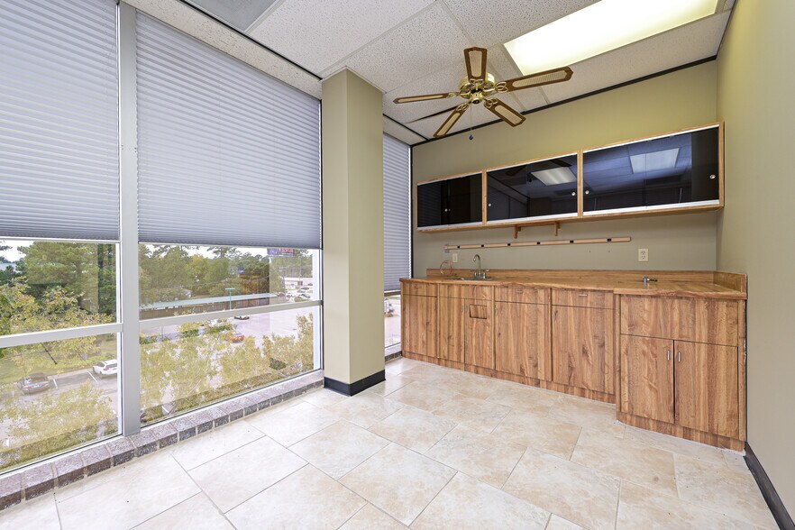 More Photos Of 5625 Cypress Creek Pky, Houston Office For Sale