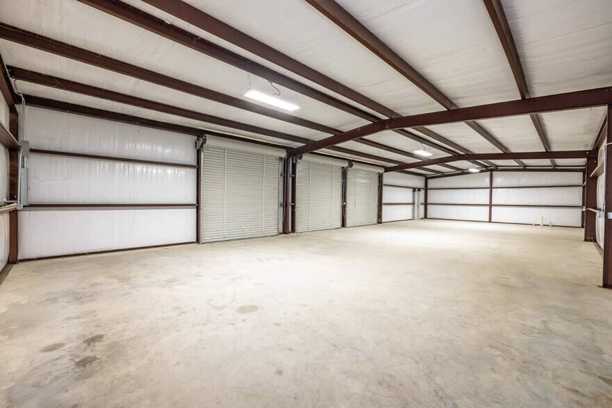 More Photos Of 713 N Riedel St, Yorktown Office For Sale