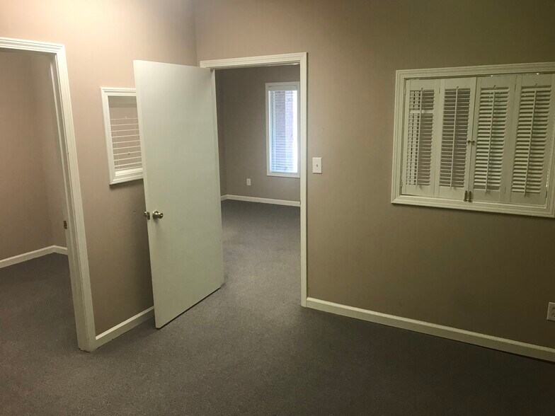 More Photos Of 232-236 Industrial Park Dr, Commerce Office For Lease